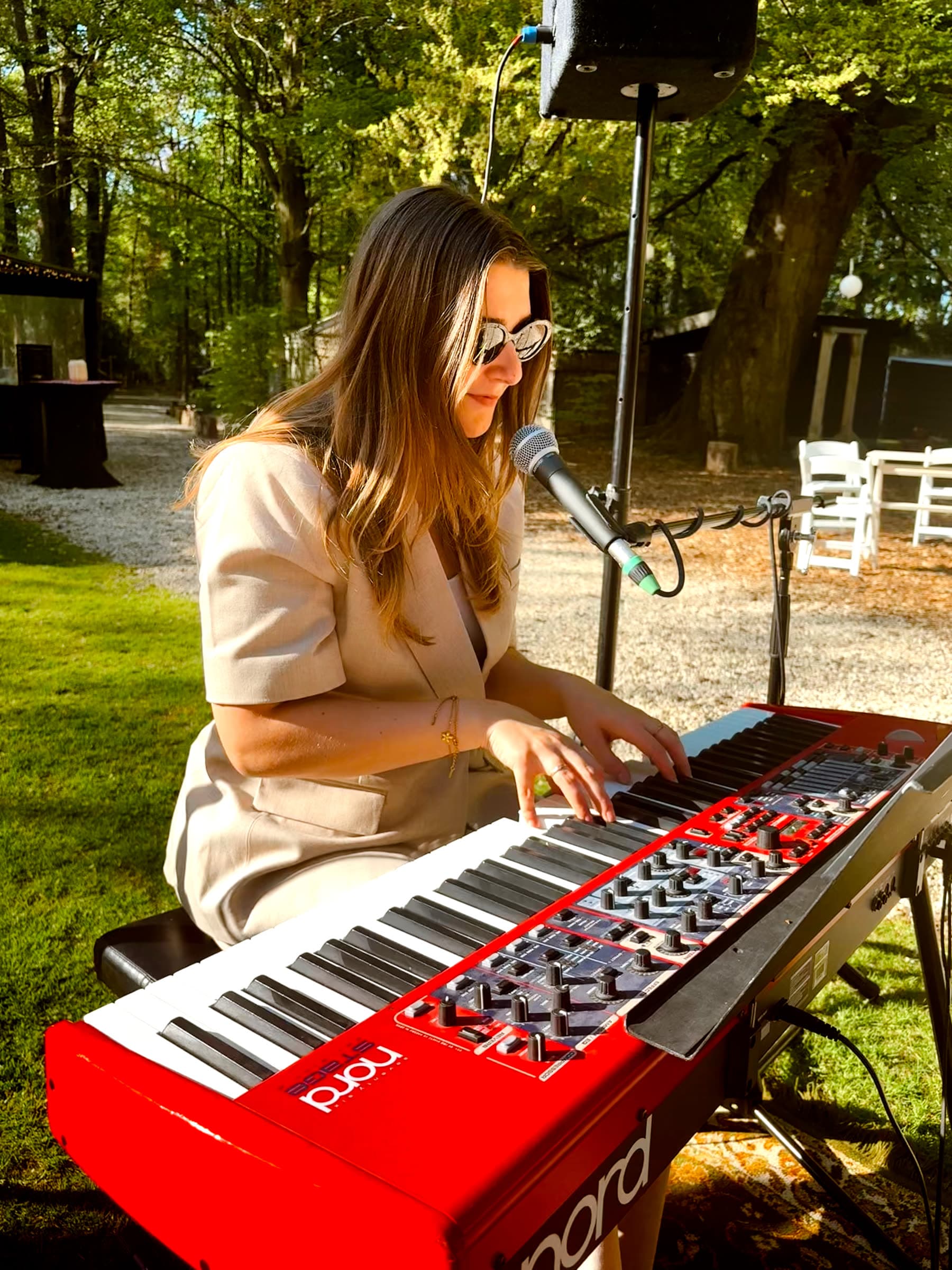 Laura achter de Nord piano tijdens een outdoor zonsondergang ceremonie